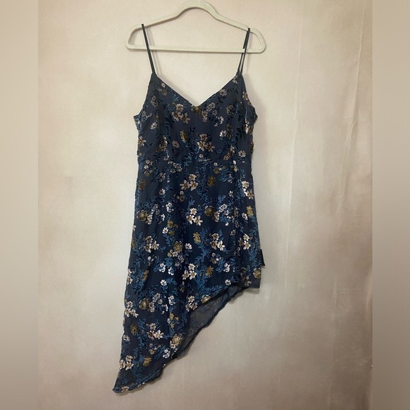 LULU's NWT Evenings with you floral velvet cocktail asymmetrical dress size L - Picture 3 of 11